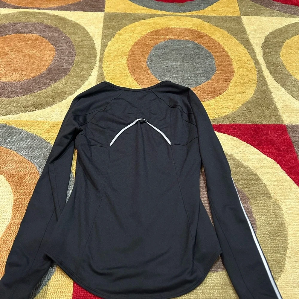 Athleta Running Wild Tapped Crew Top Black Long Sleeve Shirt Thumbholes Size XS